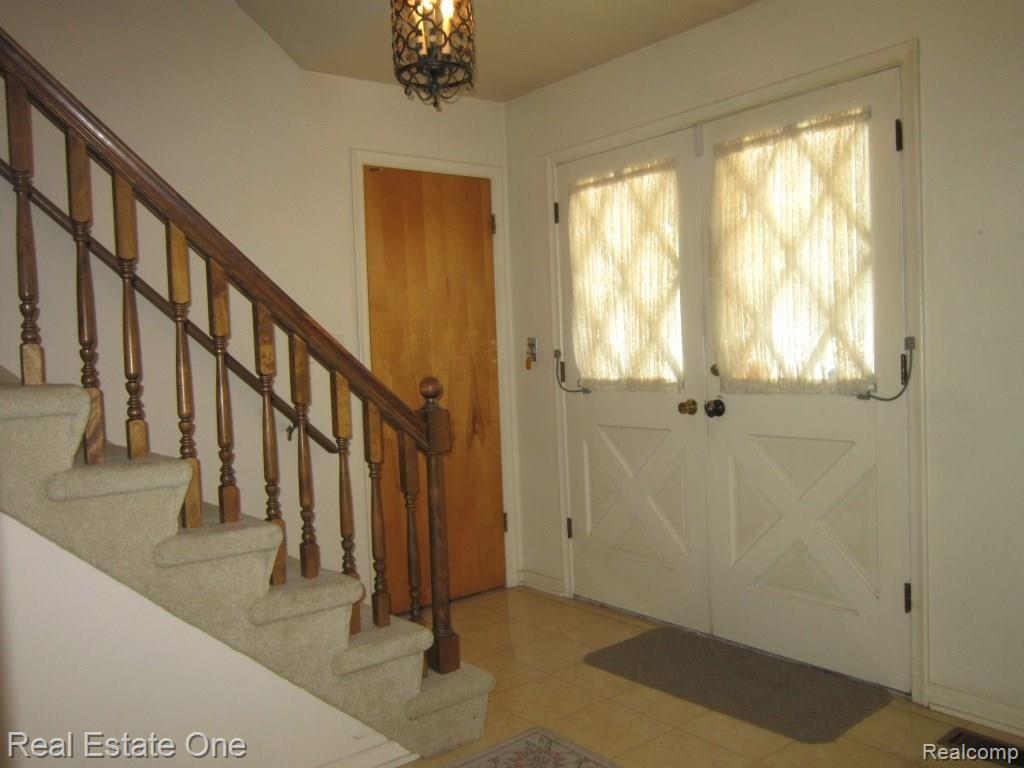 28865 West 11 Mile Road Farmington, MI 48336 - Photo 4 of 39 foyer.jpg