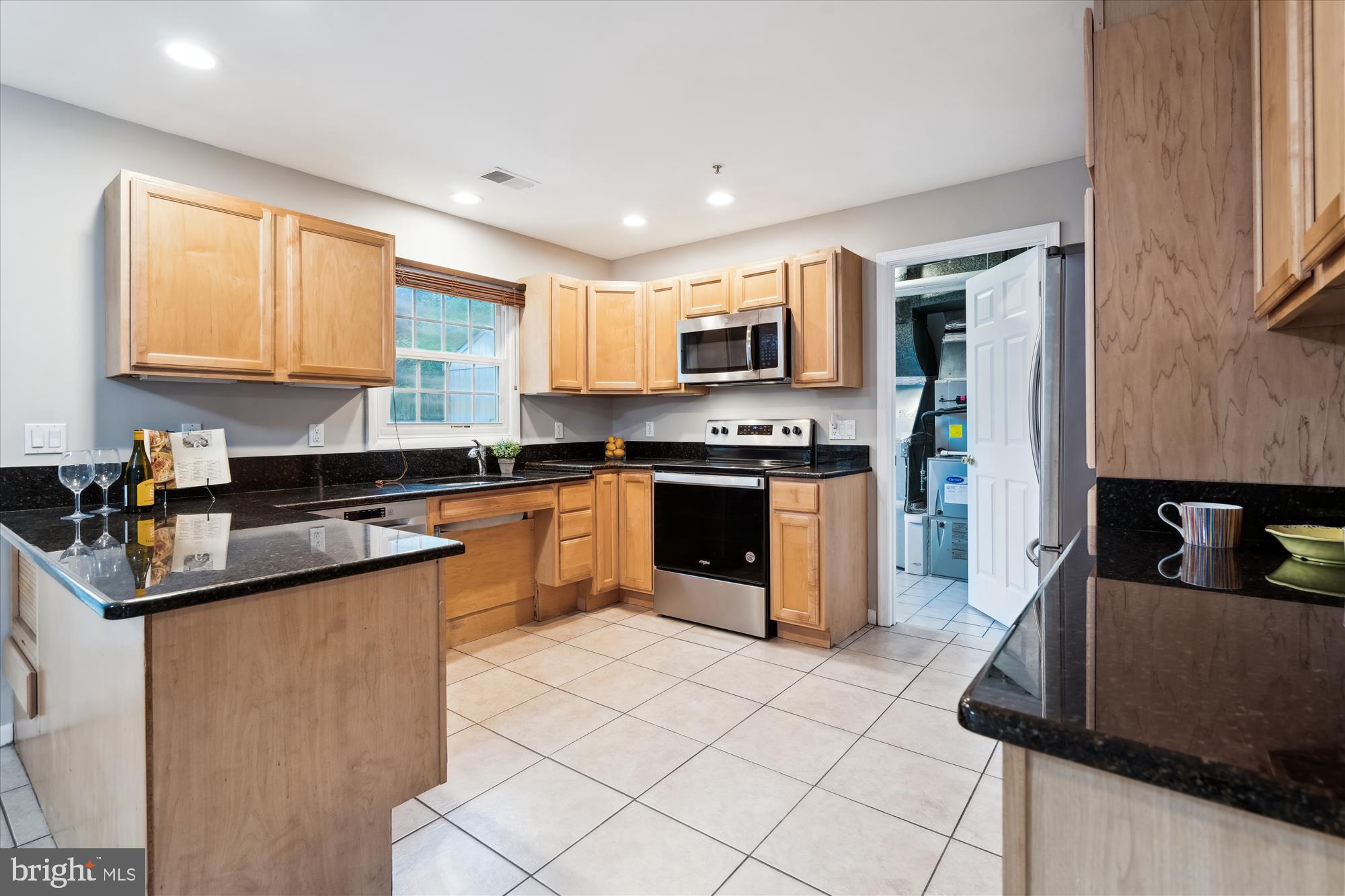 15705 Bond Mill Road Laurel, MD 20707 - Photo 36 of 77 MAPLE CABINETRY