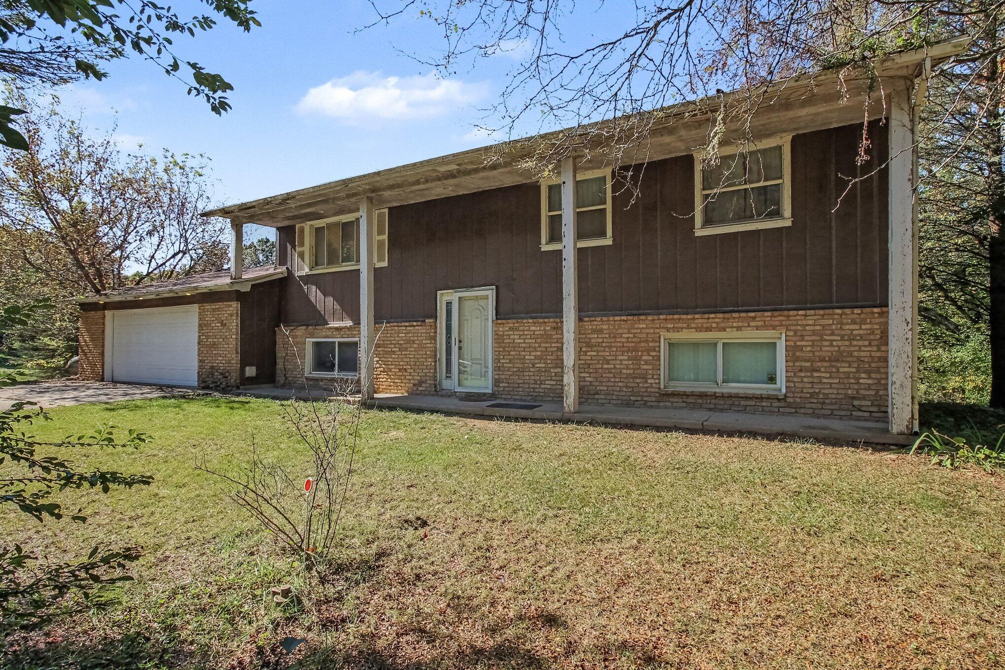 5490 Pingree Road Howell, MI 48843 - Photo 4 of 28 004_file_5753