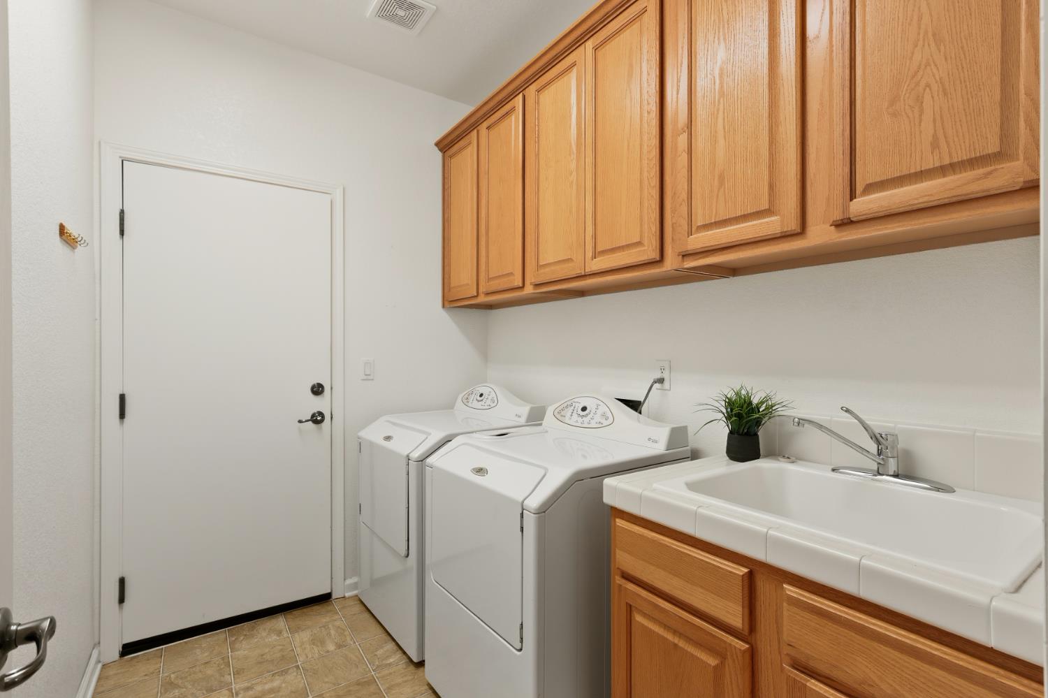 1047 Elsworth Way Folsom, CA 95630 - Photo 44 of 62