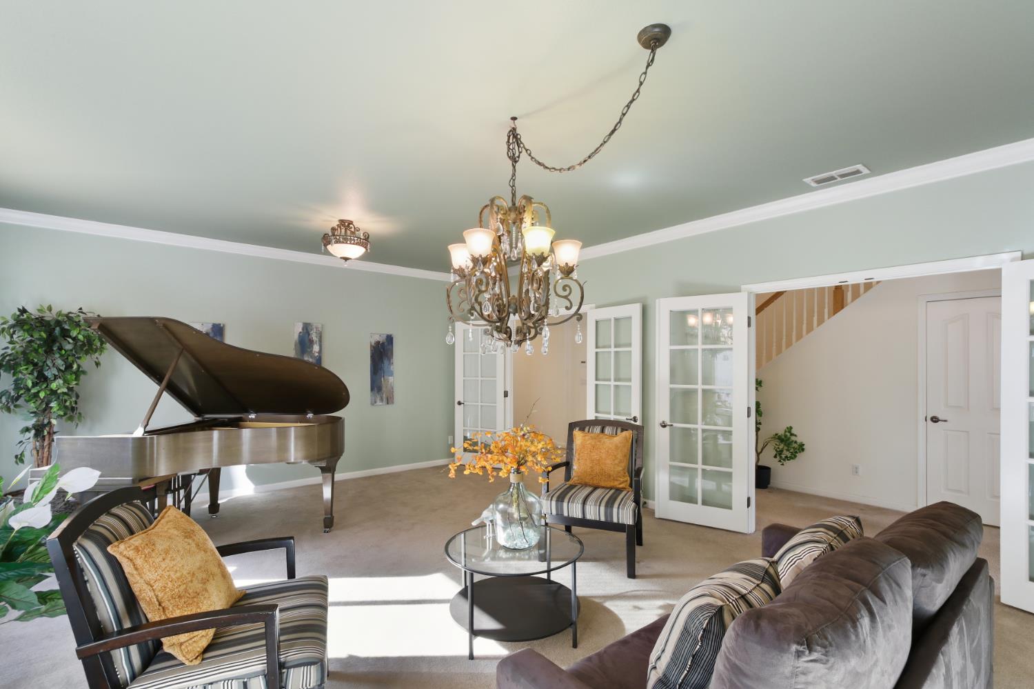 1047 Elsworth Way Folsom, CA 95630 - Photo 9 of 62