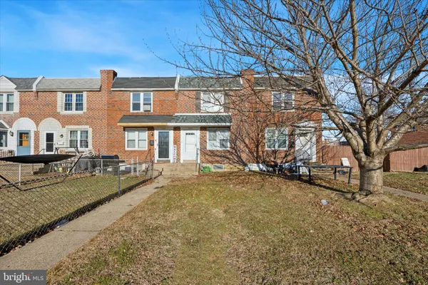 a view of a yard in front of house
