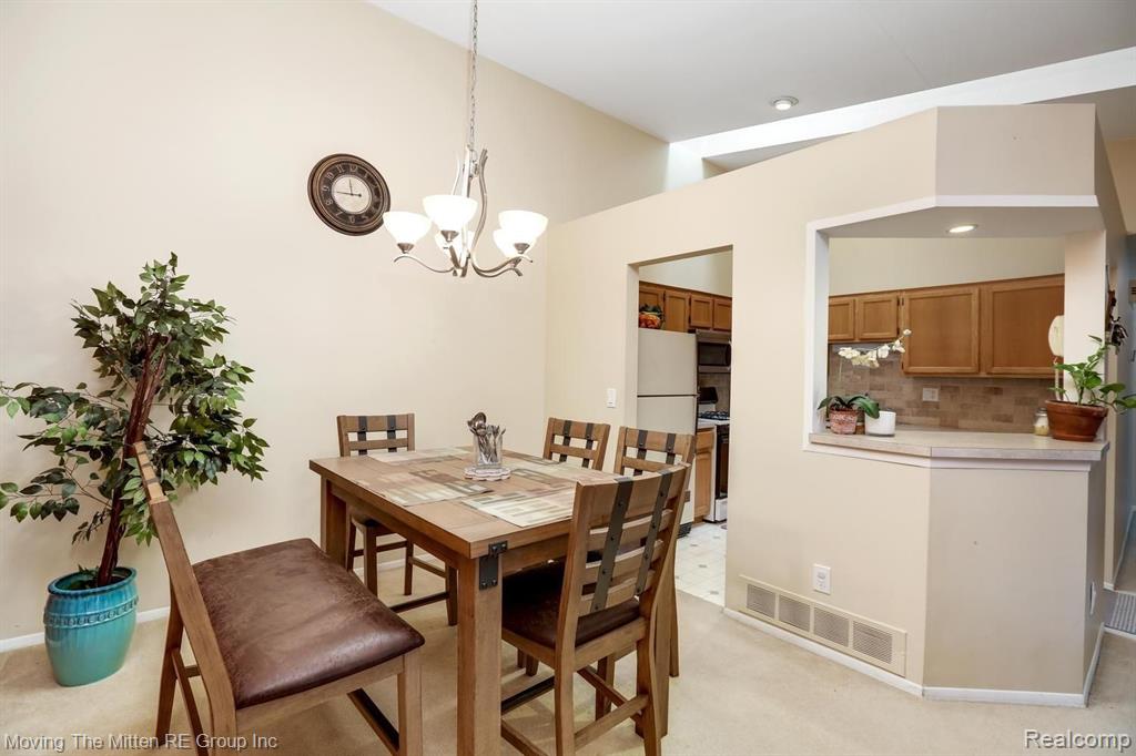 31218 Country Way Farmington Hills, MI 48331 - Photo 5 of 26