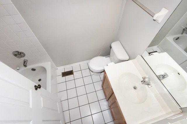 2784 Randall Ridge Drive Elgin, IL 60124 - Photo 18 of 20 a bathroom with a bathtub