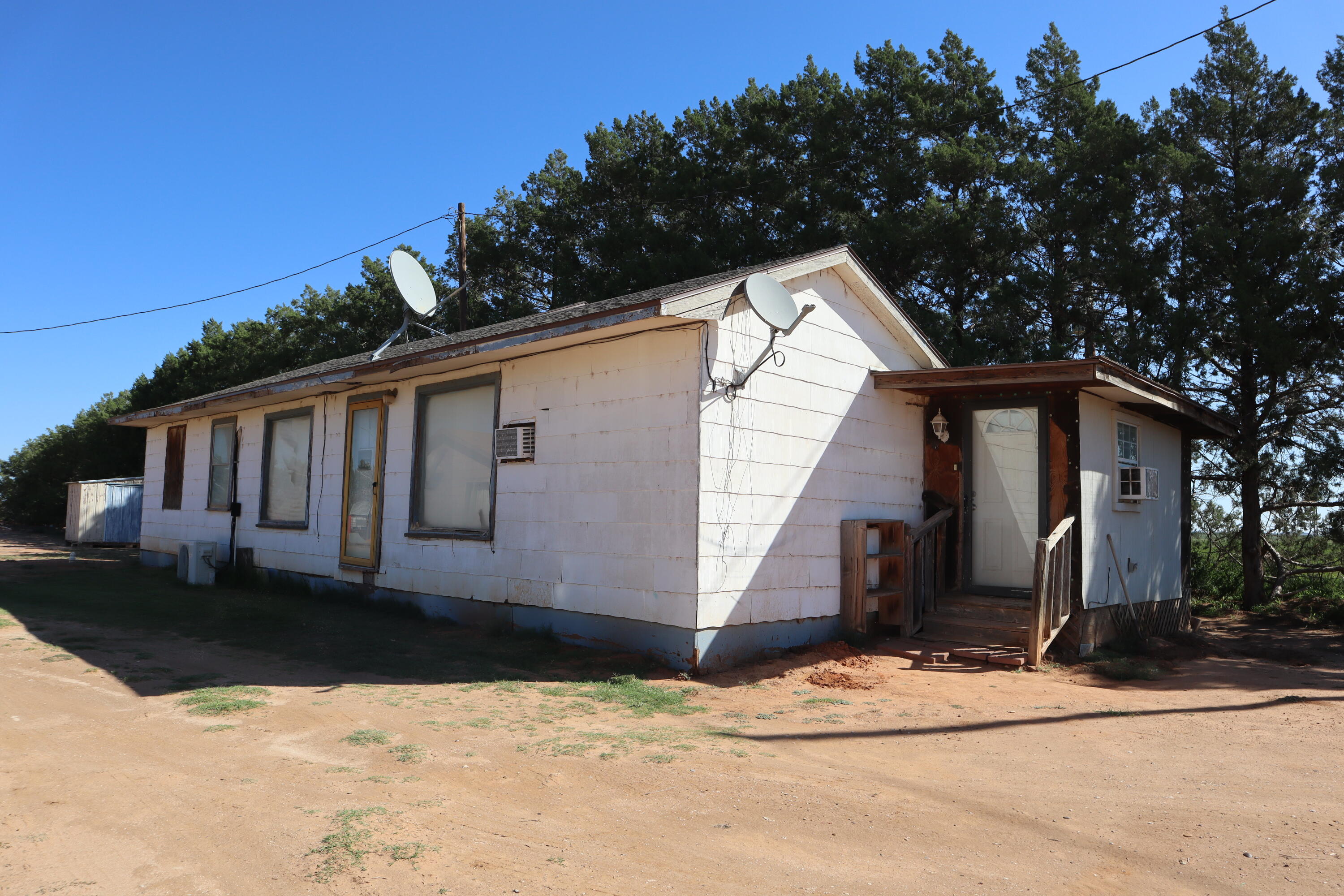 5993 Jaguar Road Levelland, TX 79336 - Photo 20 of 24 a backyard of a house with wooden fence and floor to ceiling window