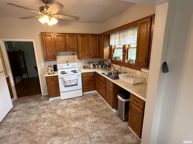 $197,900 | 200 Crestview Drive, Dongola, IL 62926