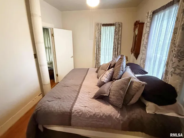 $197,900 | 200 Crestview Drive, Dongola, IL 62926