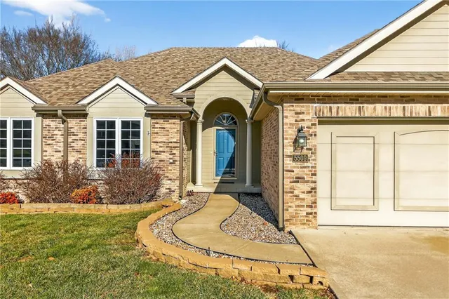 $329,900 | 5509 Long View Drive, St. Joseph, MO 64503