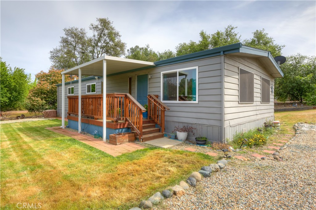 a view of a house with backyard and porch