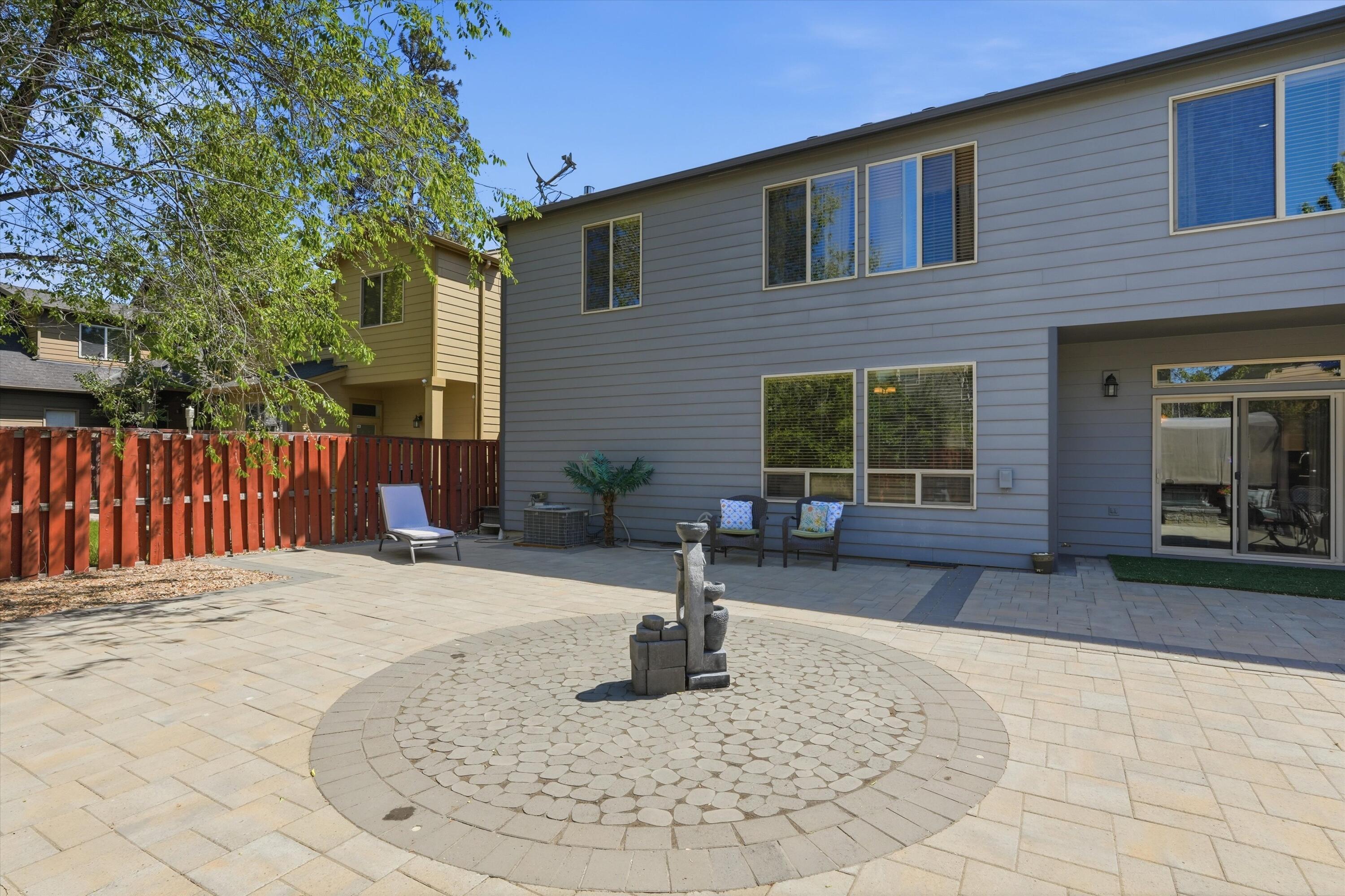 61235 Splendor Lane Bend, OR 97702 - Photo 12 of 52 Daylight view with hardscaped water feature