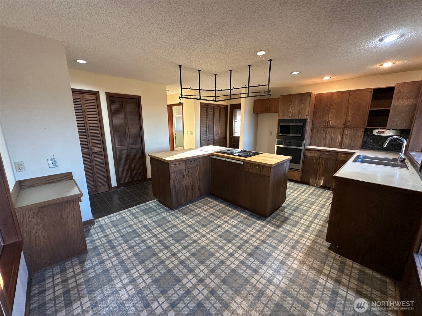 1303 Nightingale Road Wapato, WA 98951 - Photo 13 of 32 a kitchen with kitchen island stainless steel appliances a sink stove and refrigerator