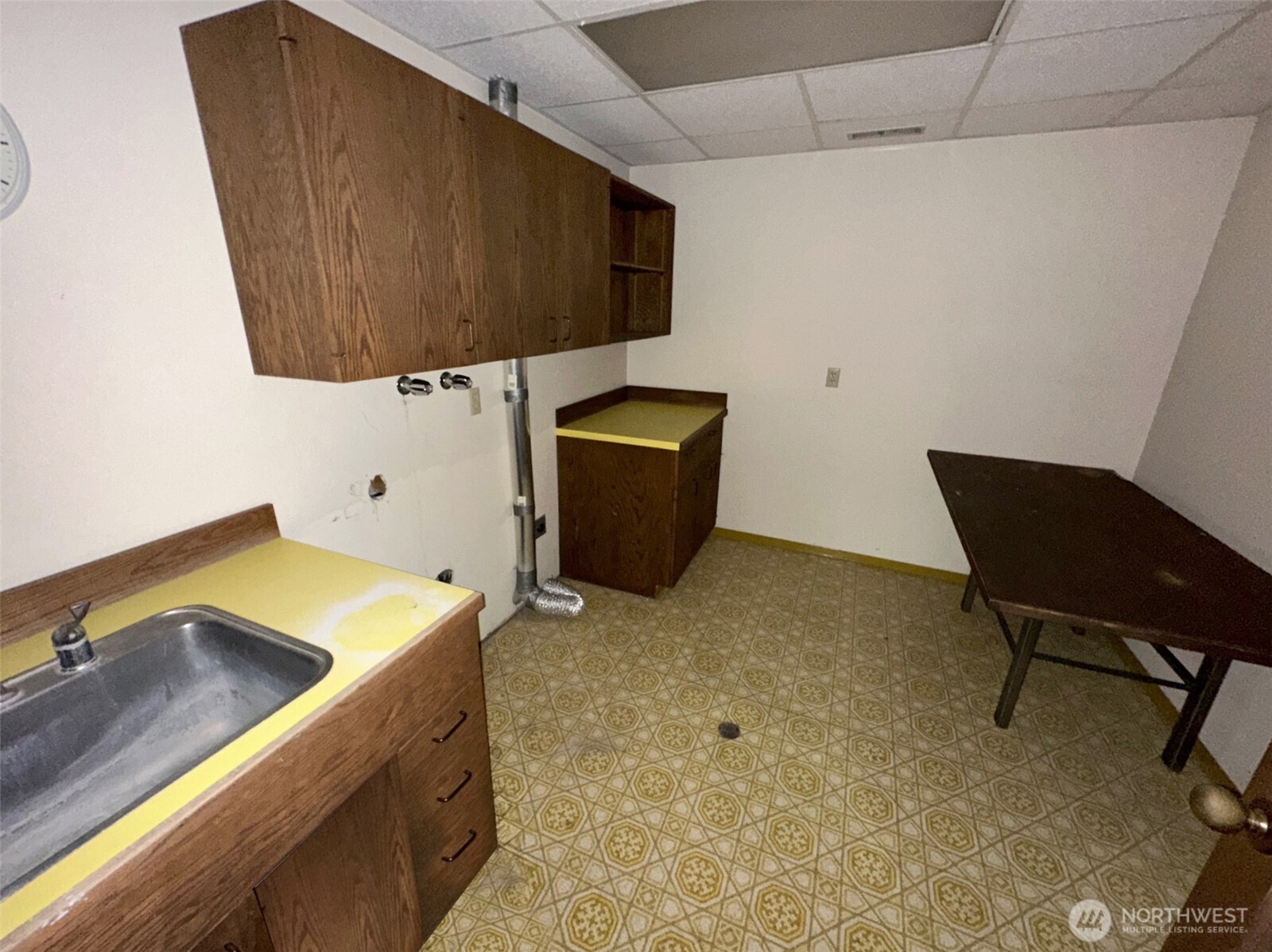 1303 Nightingale Road Wapato, WA 98951 - Photo 27 of 32 a room with a chair and painted walls