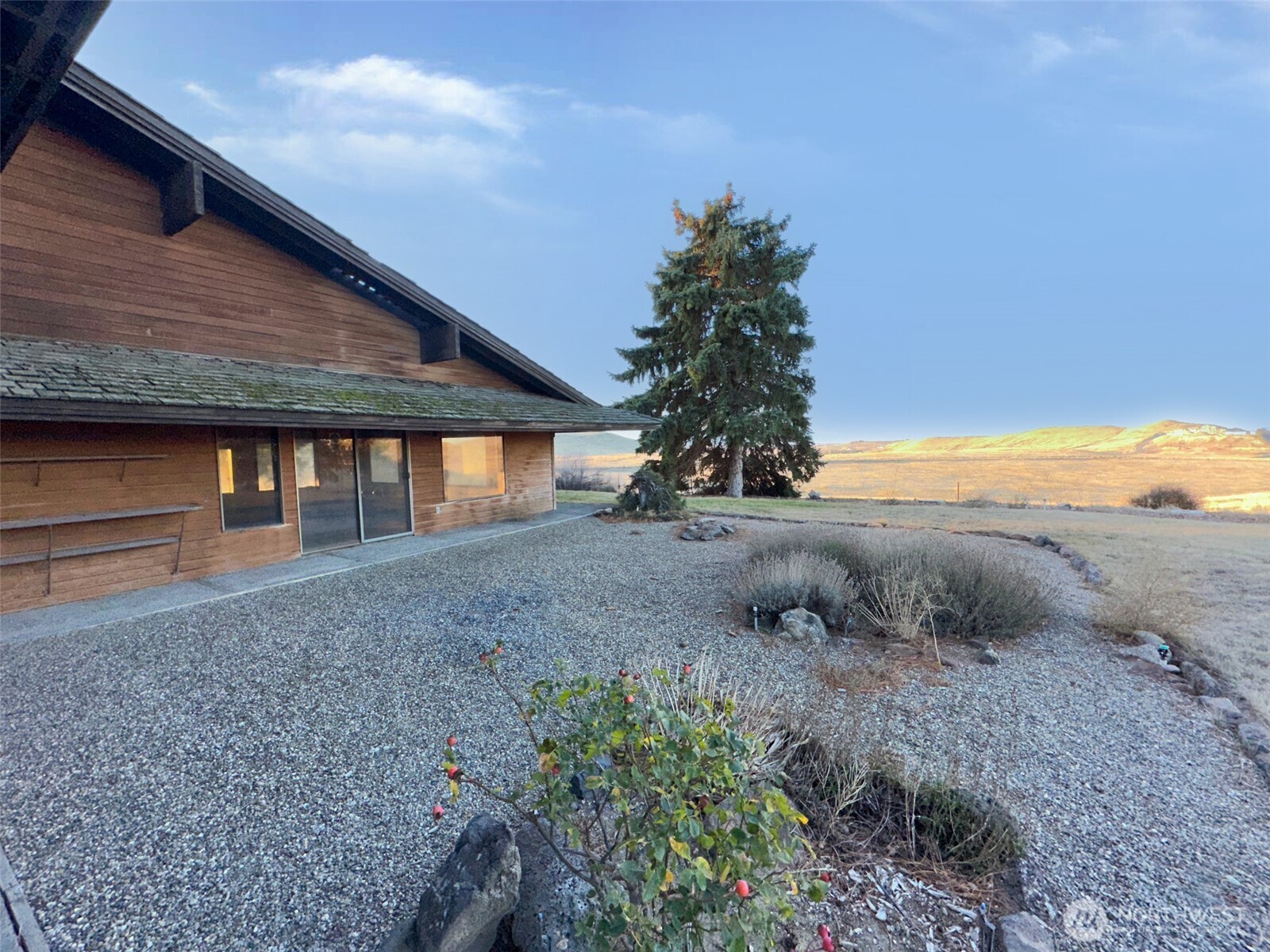 1303 Nightingale Road Wapato, WA 98951 - Photo 4 of 32 a view of outdoor space and yard