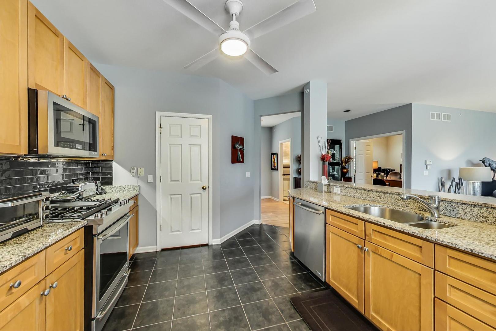 701 Lyster Road, Unit 701 Highwood, IL 60040 - Photo 13 of 38