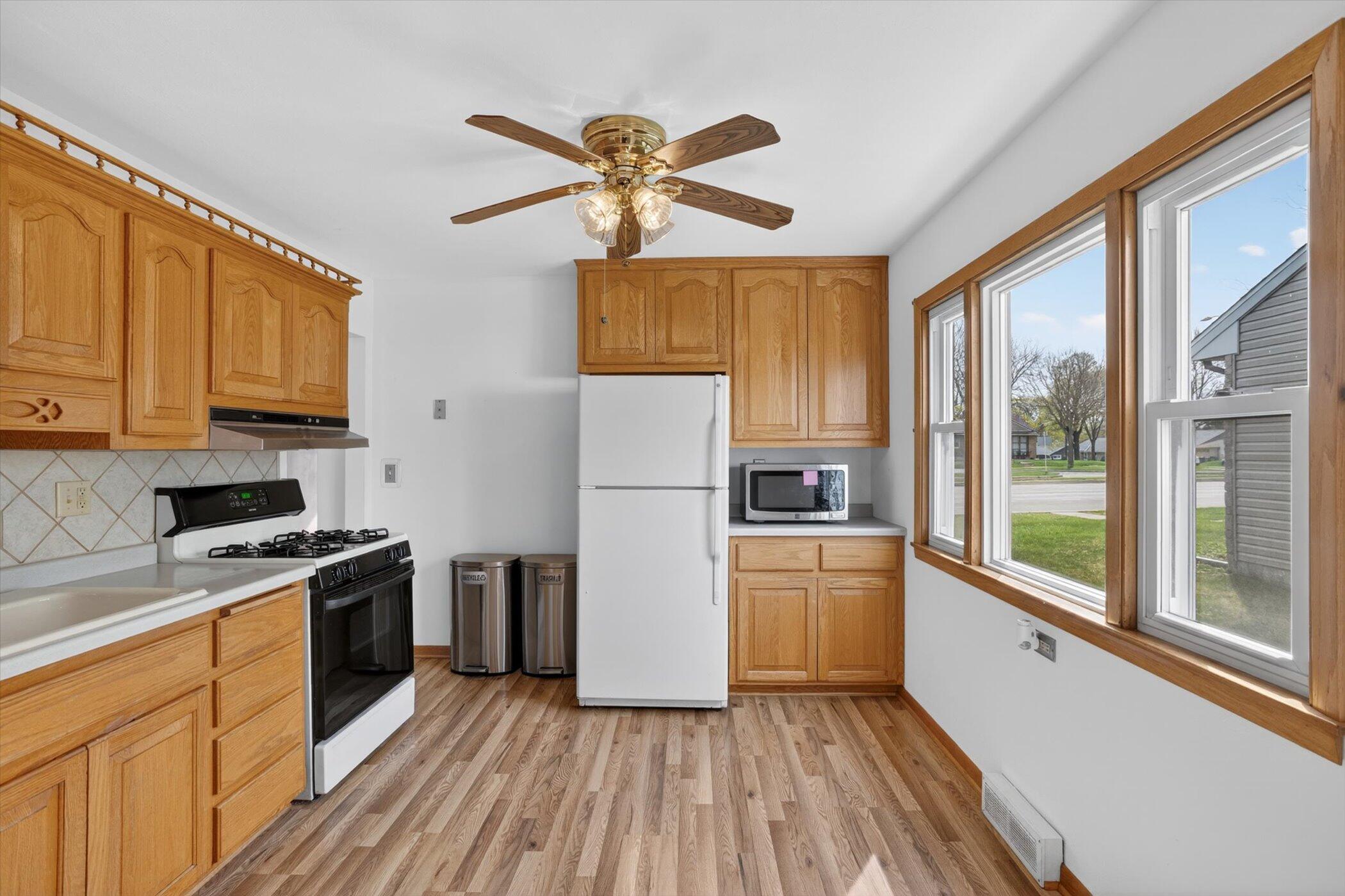 3363 South 60th Street Milwaukee, WI 53219 - Photo 10 of 35 26-3363-S-60th-St-Milwaukee-WI-53219-Win