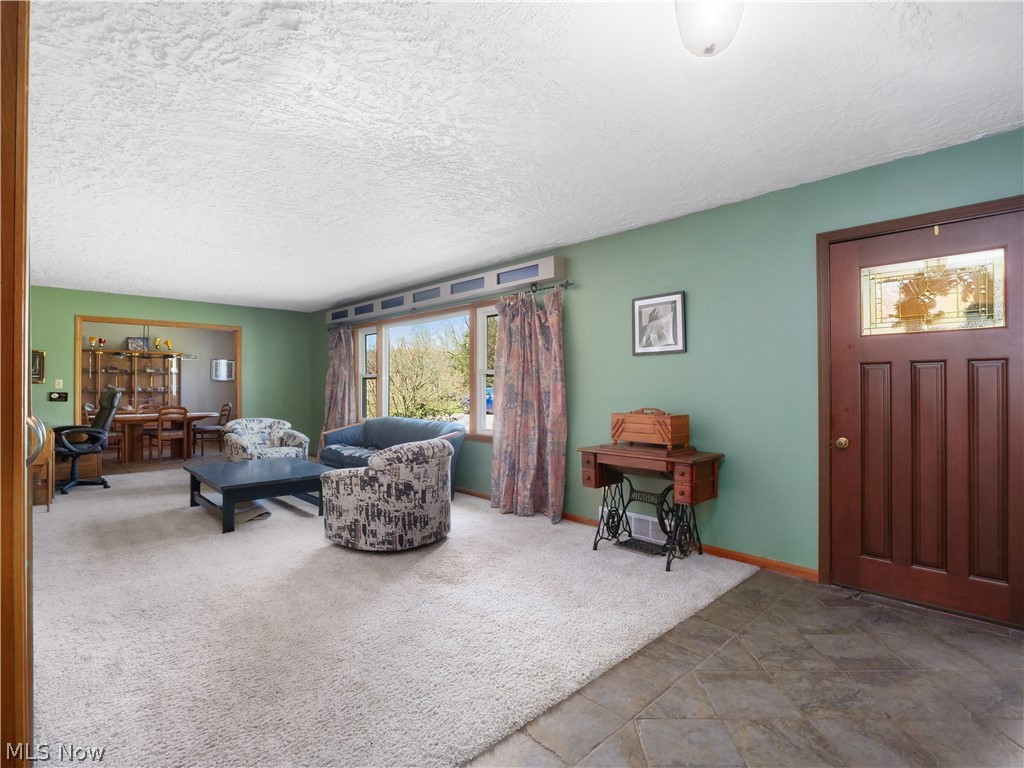 2850 West Bath Road Akron, OH 44333 - Photo 10 of 35 living room