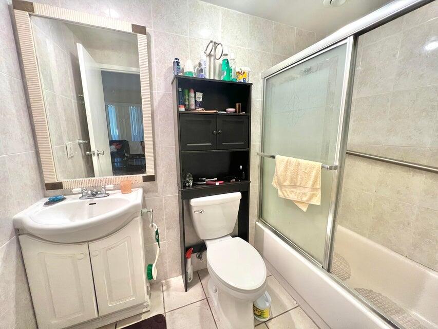 283 Saxony Circle, Unit 283 Delray Beach, FL 33446 - Photo 9 of 19 a bathroom with a sink toilet and shower