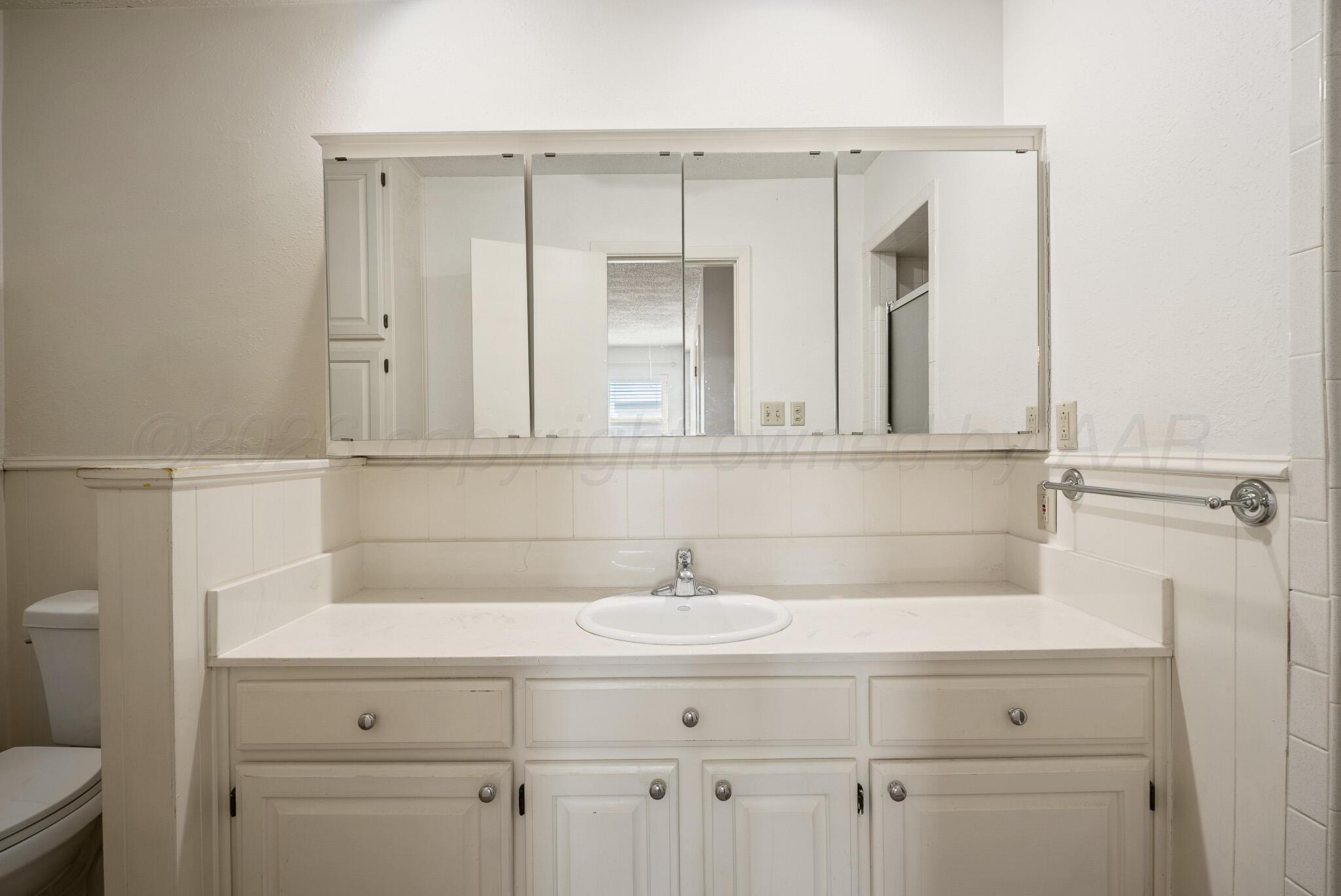 6005 Calumet Road Amarillo, TX 79106 - Photo 10 of 20 Main Bathroom