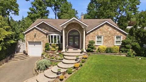 $1,529,900 | 9 Robert Circle, Syosset, NY 11791