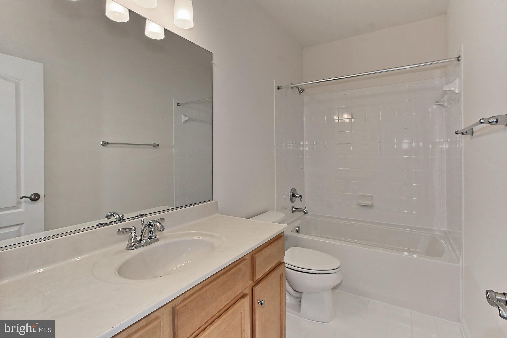 25513 Feltre Terrace, Unit 210 Chantilly, VA 20152 - Photo 22 of 30 Bath (Master)