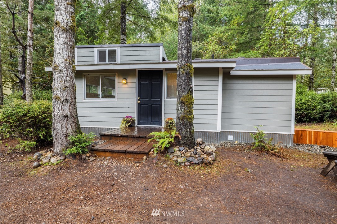 26 Webb Road Southwest Lakebay, WA 98349 - Photo 2 of 31 a front view of a house with garden