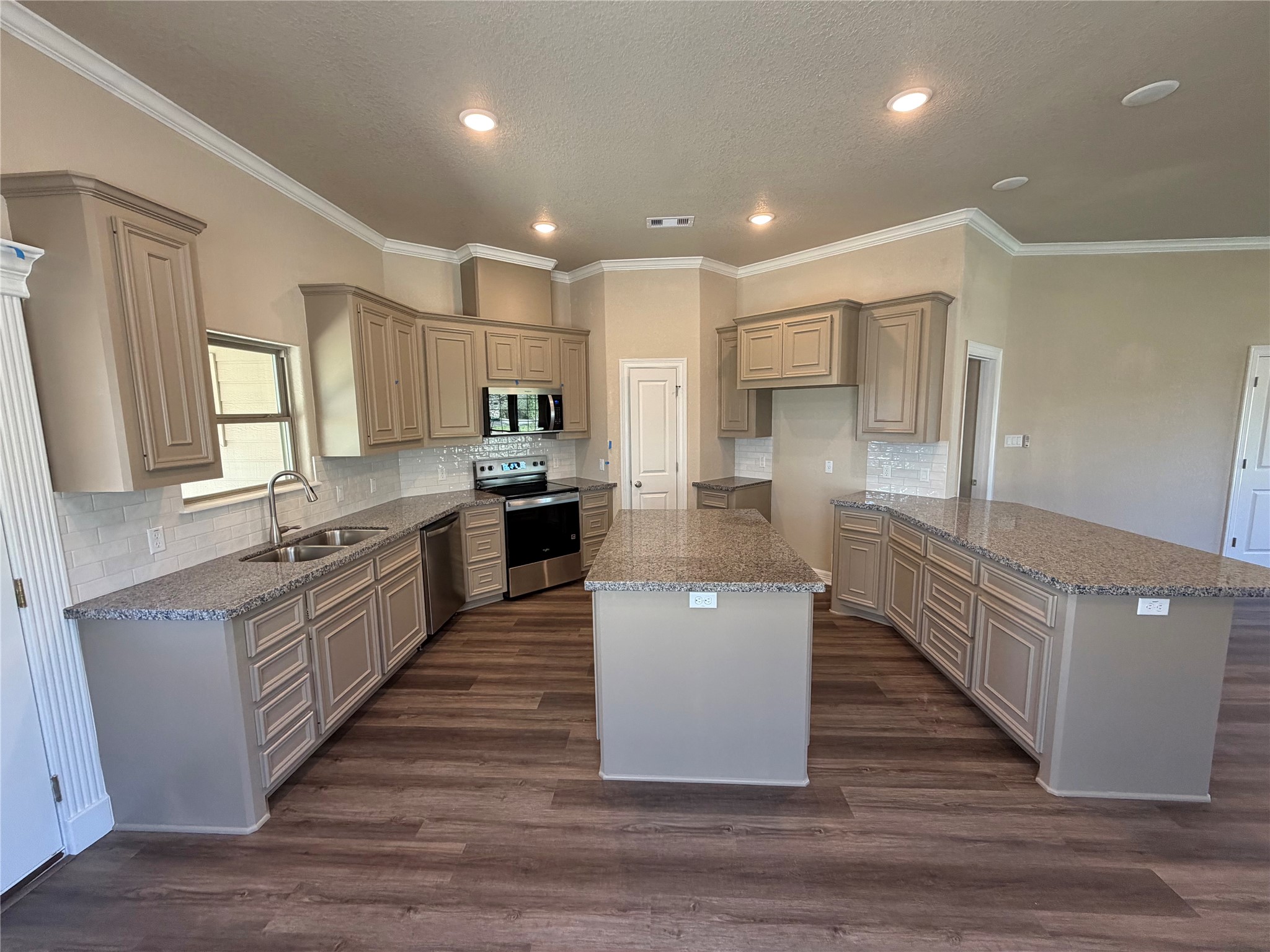 1039 South Anderson Street Angleton, TX 77515 - Photo 9 of 24