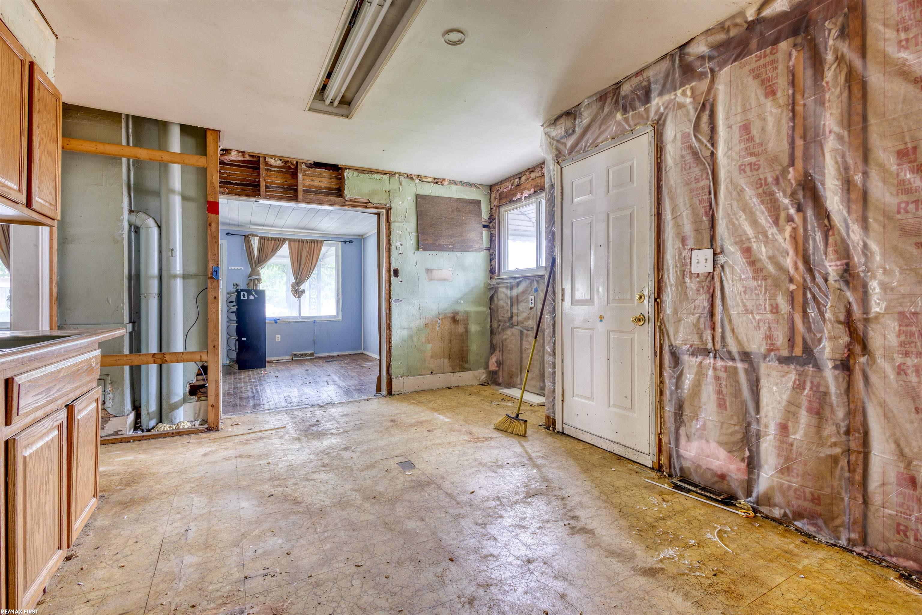 14846 Stephens Road Eastpointe, MI 48021 - Photo 16 of 33 50216047-81f5796b-13fe-4c05-bdb4-b143b6695fc8.JPG