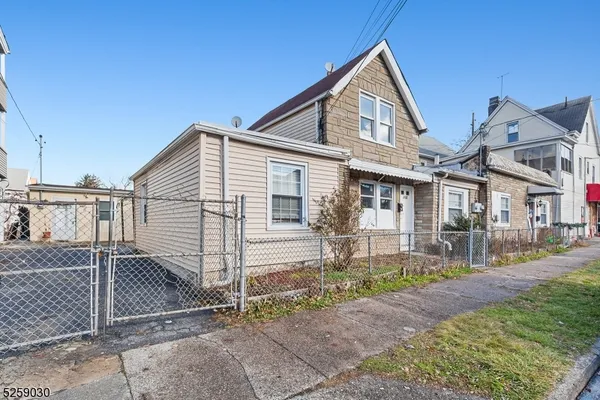 $1,575 | 503 12th Avenue, Unit 505, Paterson, NJ 07514