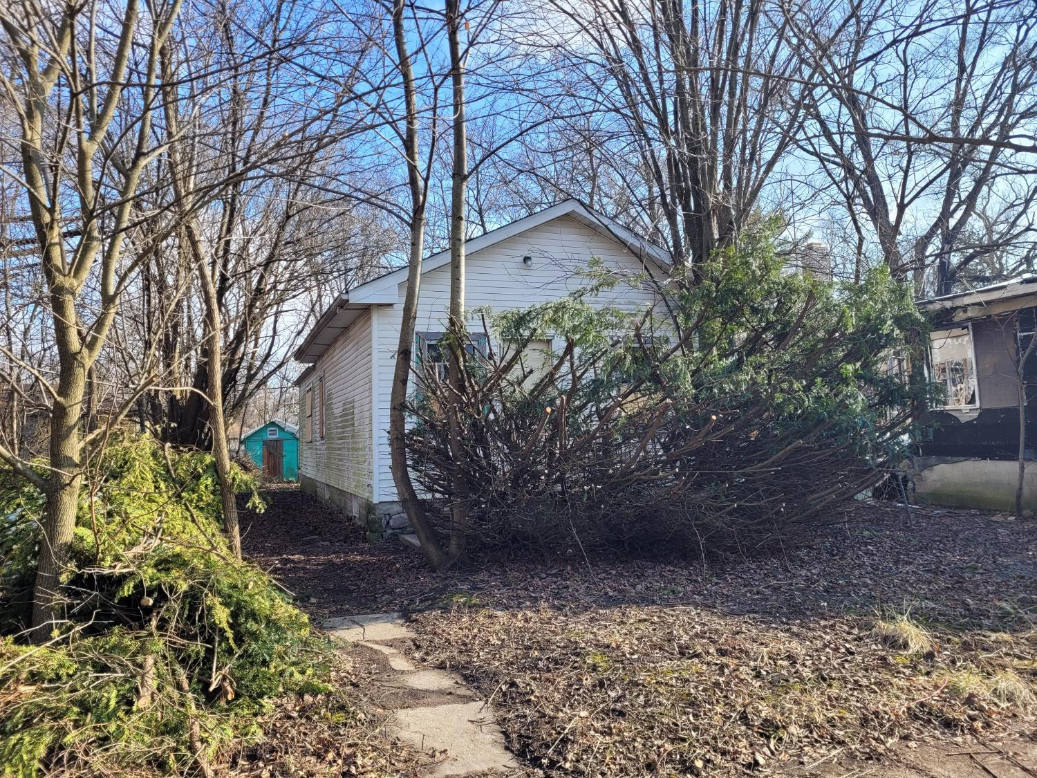 a view of a house with a yard