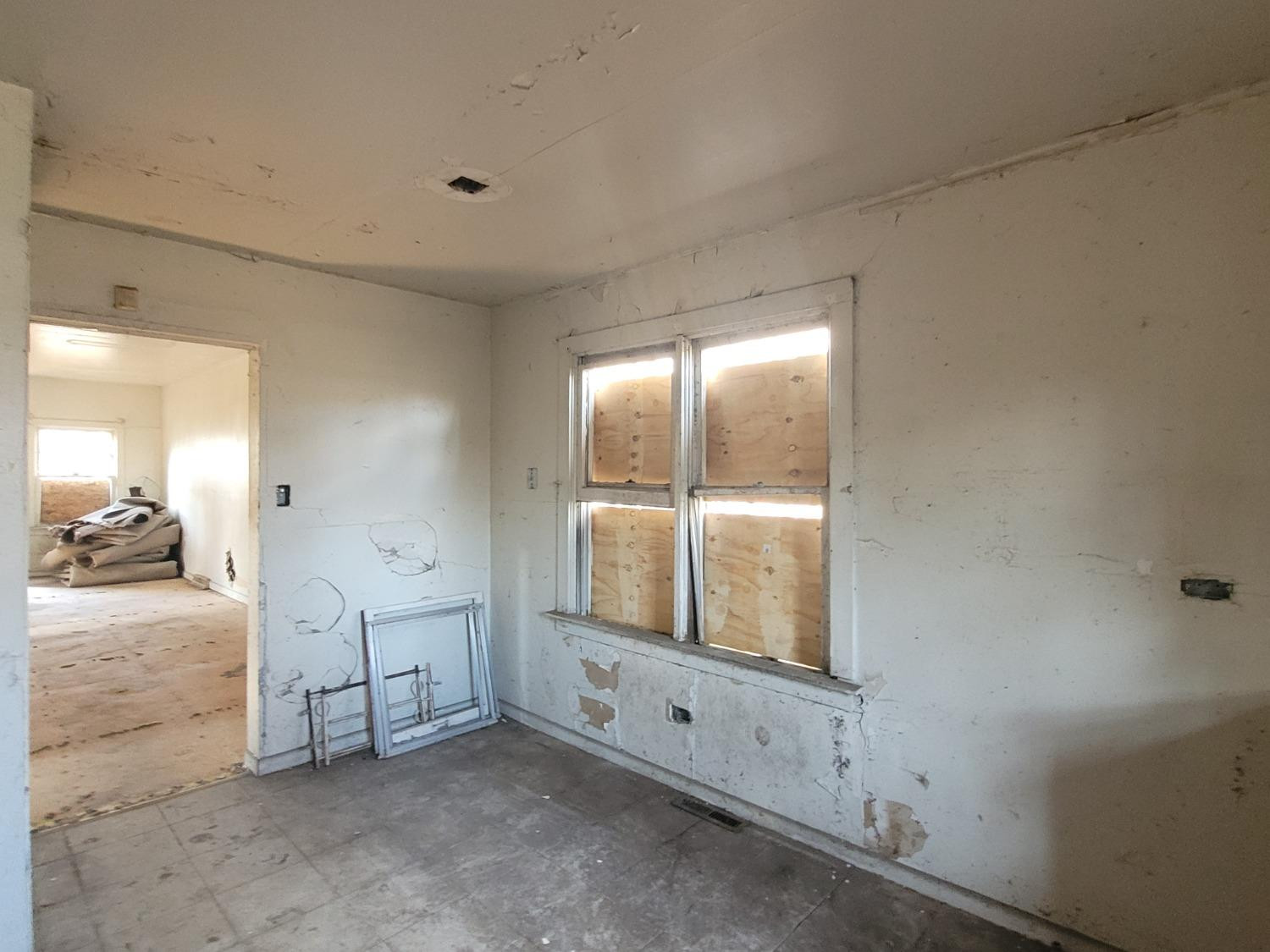 4613 Maryland Street Gary, IN 46409 - Photo 12 of 14 an empty room with mirror