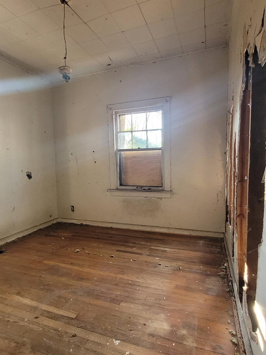 4613 Maryland Street Gary, IN 46409 - Photo 5 of 14 a view of a room with window