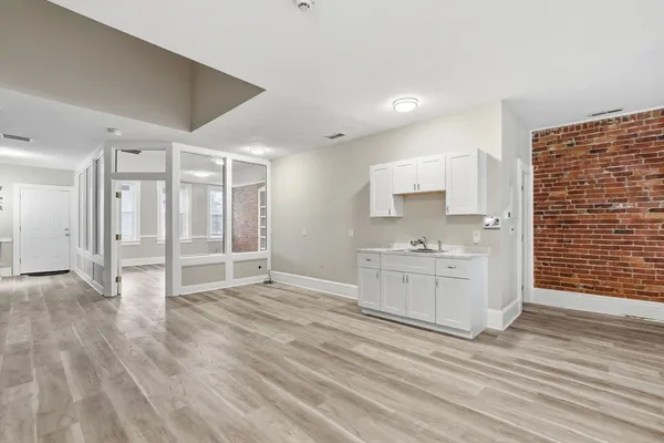 $2,100 | 82.5 Maple Street, Unit 7, Northampton, MA 01062