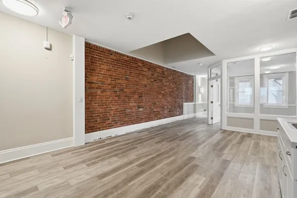 $2,100 | 82.5 Maple Street, Unit 7, Northampton, MA 01062