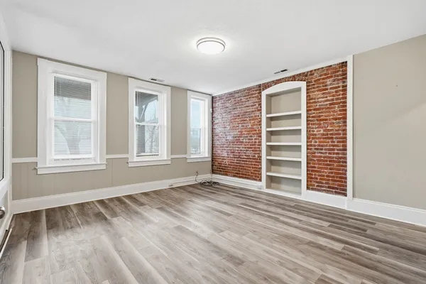 $2,100 | 82.5 Maple Street, Unit 7, Northampton, MA 01062