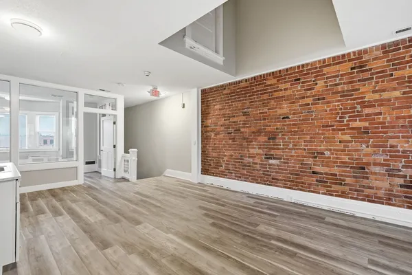 $2,100 | 82.5 Maple Street, Unit 7, Northampton, MA 01062