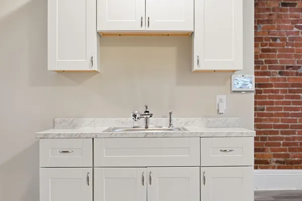 $2,100 | 82.5 Maple Street, Unit 7, Northampton, MA 01062