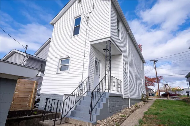 a view of a house with a yard