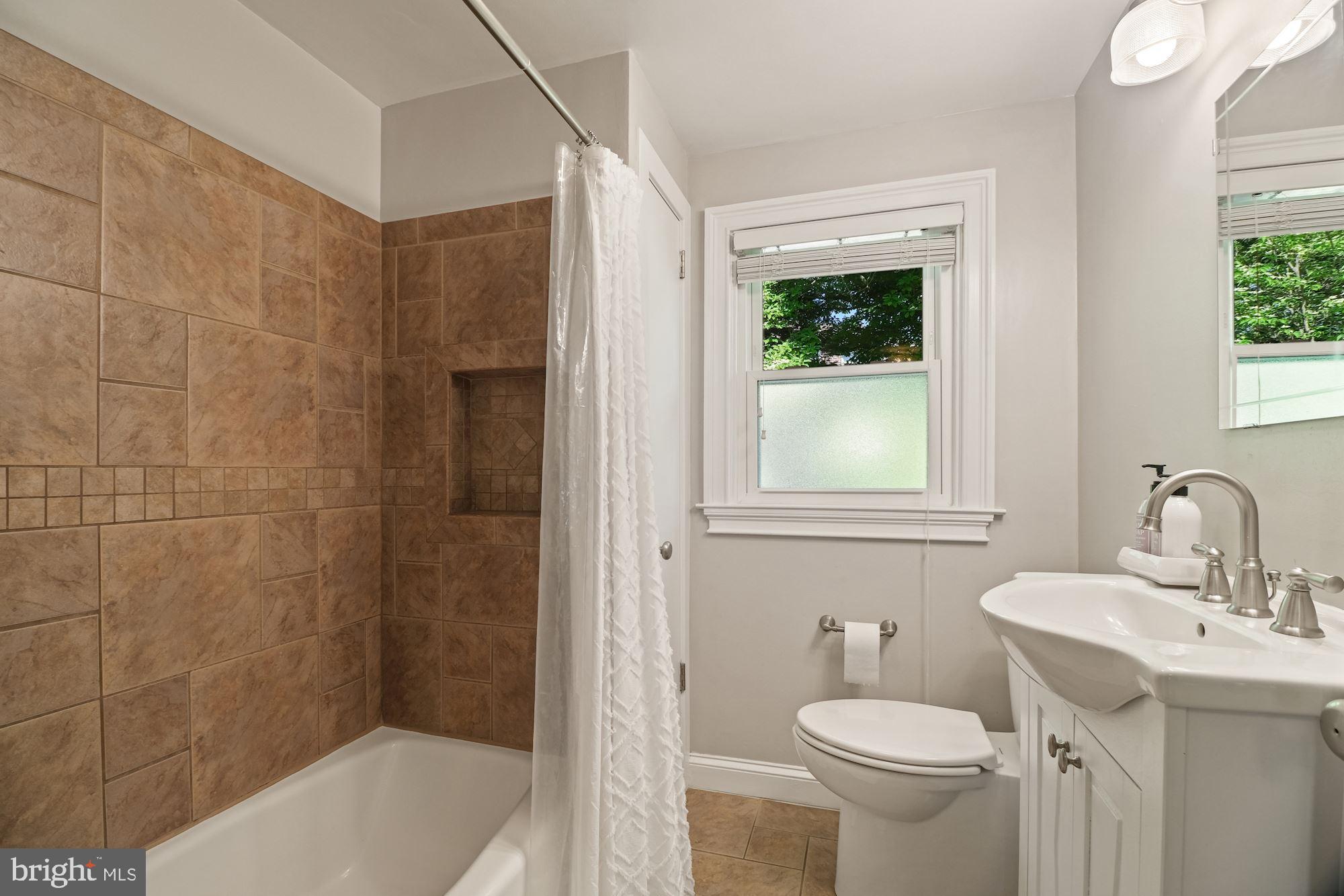 318 Lester Road Springfield, PA 19064 - Photo 21 of 27 Full Bath