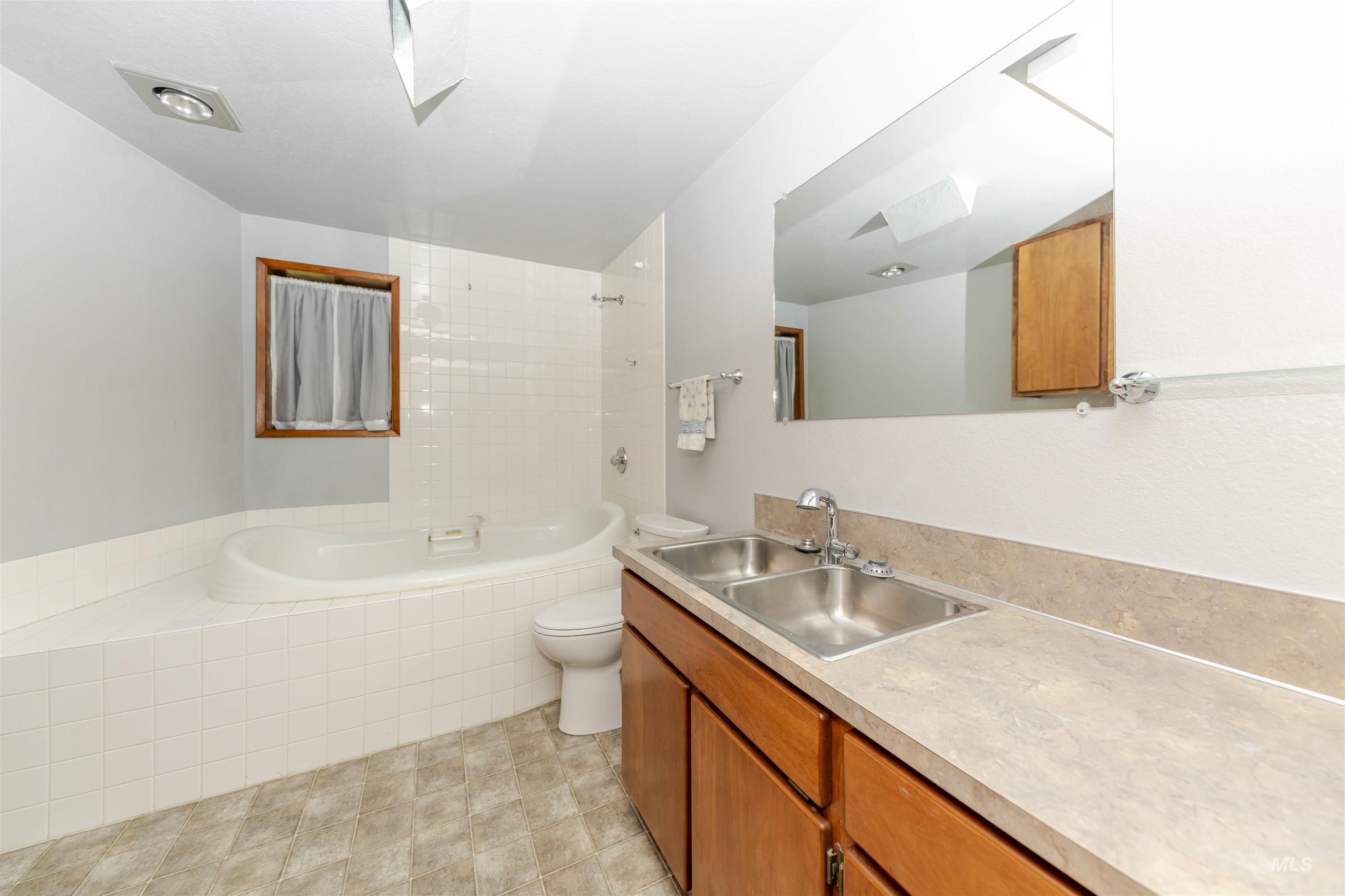 1316 29th Street Lewiston, ID 83501 - Photo 22 of 31 Full bath with jetted bathtub, toilet and vanity