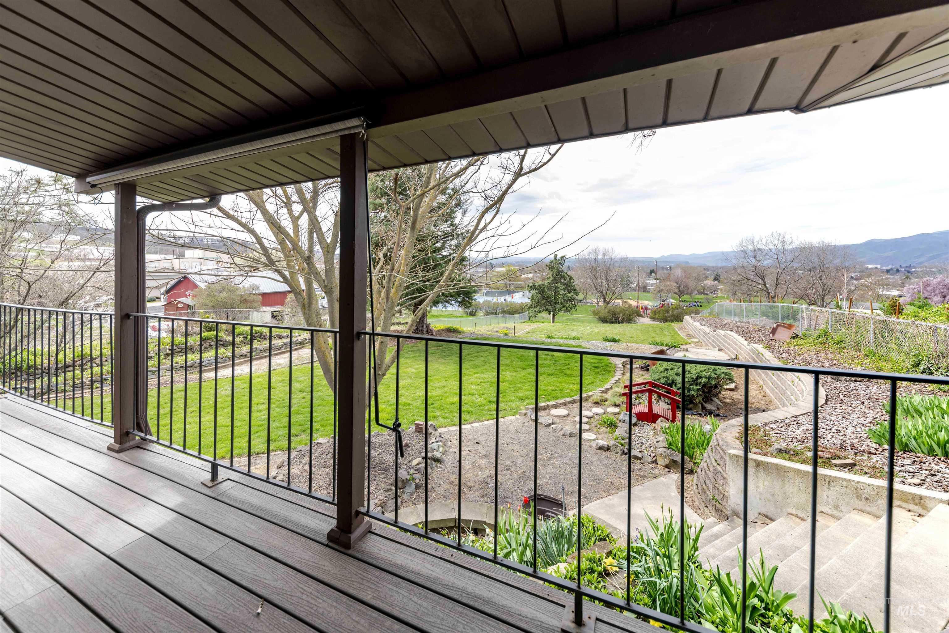 1316 29th Street Lewiston, ID 83501 - Photo 28 of 31 Deck with a lawn and view