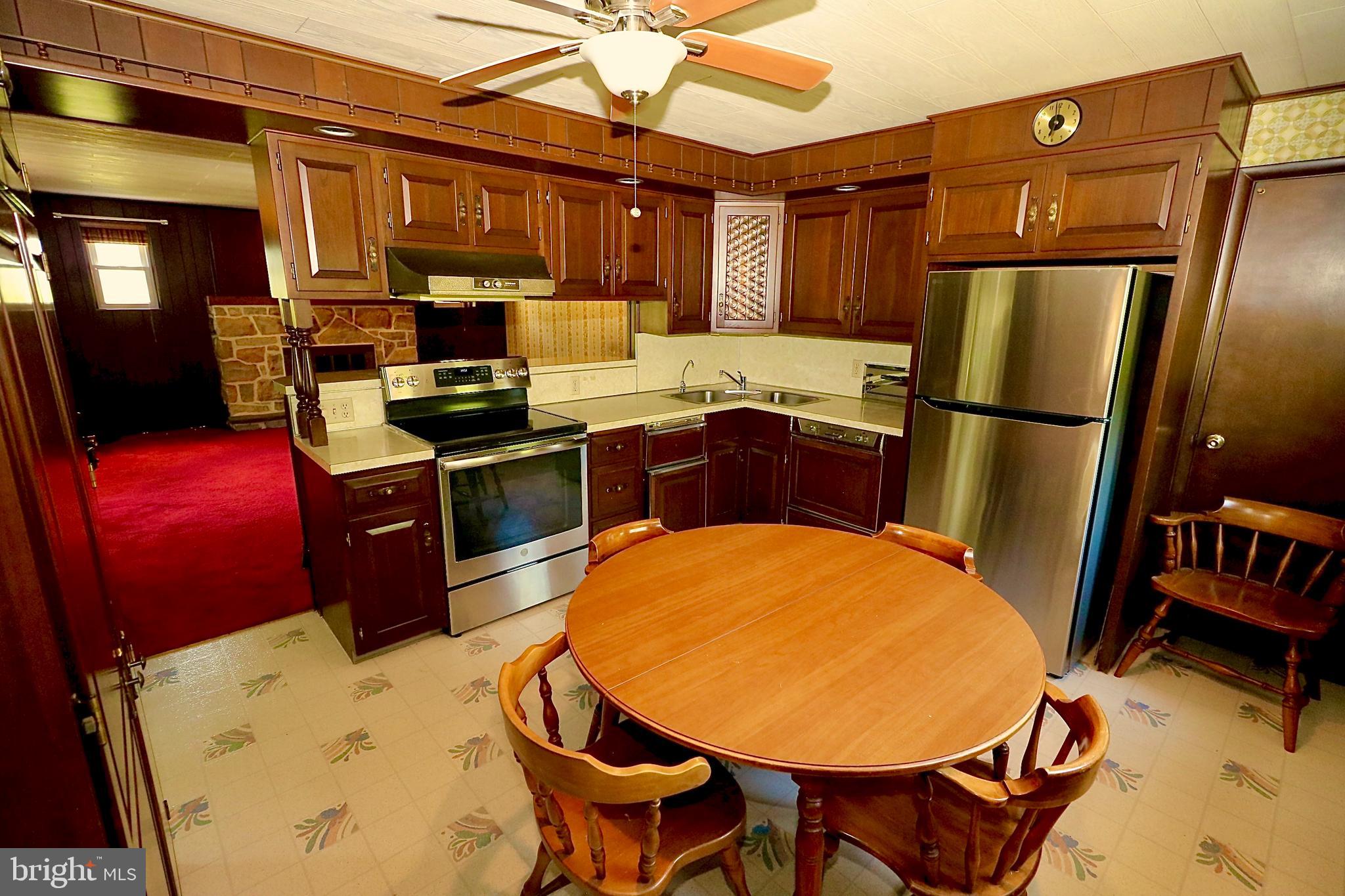 257 Valley Road Birdsboro, PA 19508 - Photo 11 of 21 CUSTOM KITCHEN 22 HANDLES