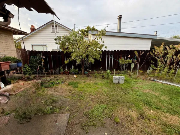 a view of a house with backyard