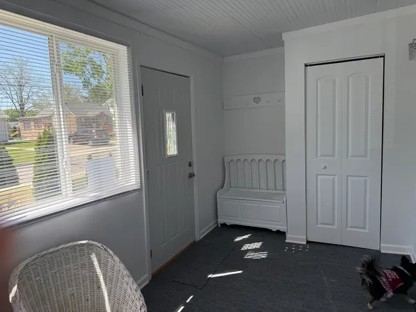 a view of entryway with livingroom
