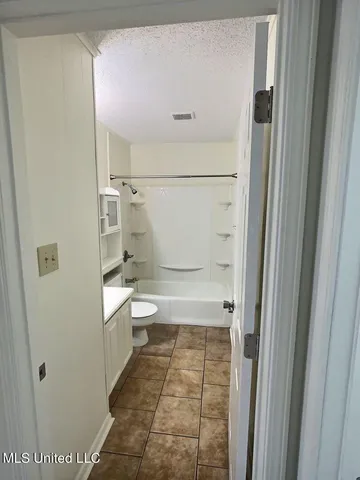 $995 | 318 Porter Avenue, Unit 203, Ocean Springs, MS 39564