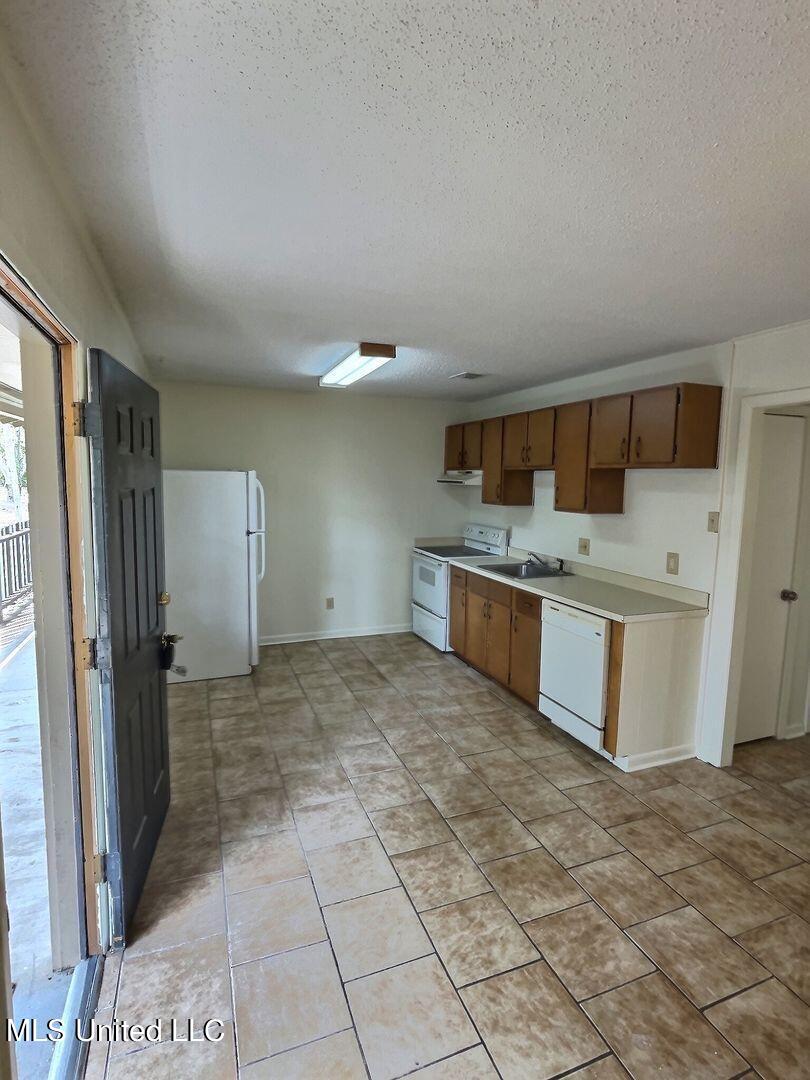 318 Porter Avenue, Unit 203 Ocean Springs, MS 39564 - Photo 10 of 11 5