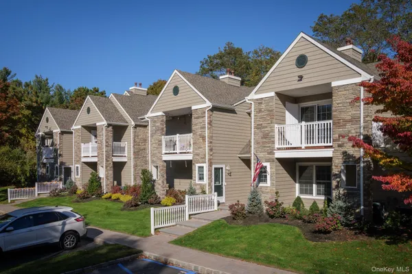 $2,895 | 804 Saddle Rock Road, Unit 804, Holbrook, NY 11741