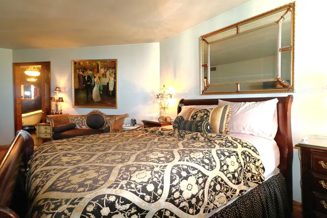 $400,000 | 6033 North Sheridan Road, Unit 40H, Chicago, IL 60660