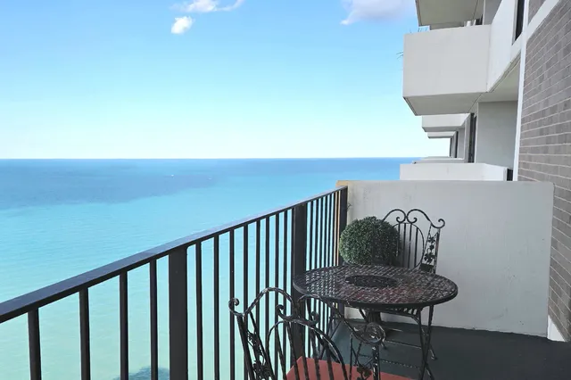 $400,000 | 6033 North Sheridan Road, Unit 40H, Chicago, IL 60660