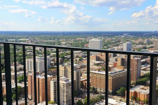 $400,000 | 6033 North Sheridan Road, Unit 40H, Chicago, IL 60660