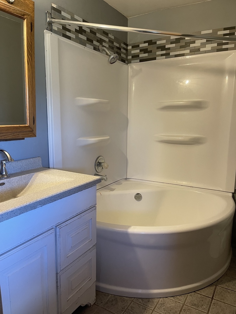 3267 East 15th Road Ottawa, IL 61350 - Photo 21 of 21 a bathroom with a tub